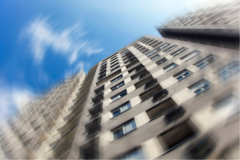 Imagen con sensación de vértigo al mirar edificios