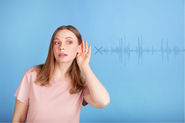 Persona tratando de oír padeciendo pérdida auditiva