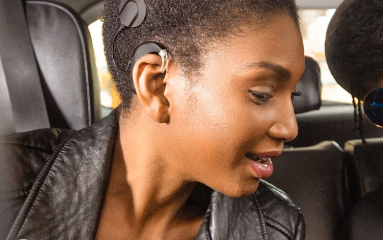 Persona con implante coclear en la oreja