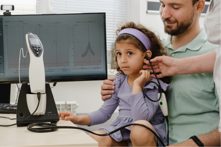 Niña realizándose una timpanometría