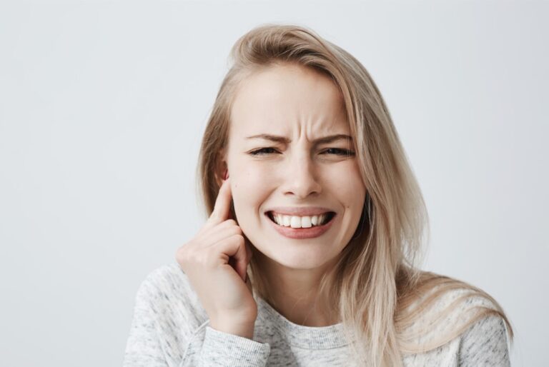 que es hipoacusia, chica con dolor de oido